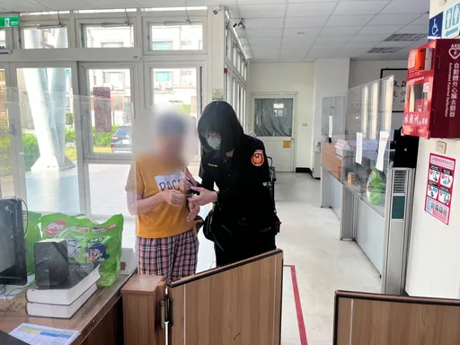 花半小时帮搬家见女车资不够「算了」 运将善良被看见!