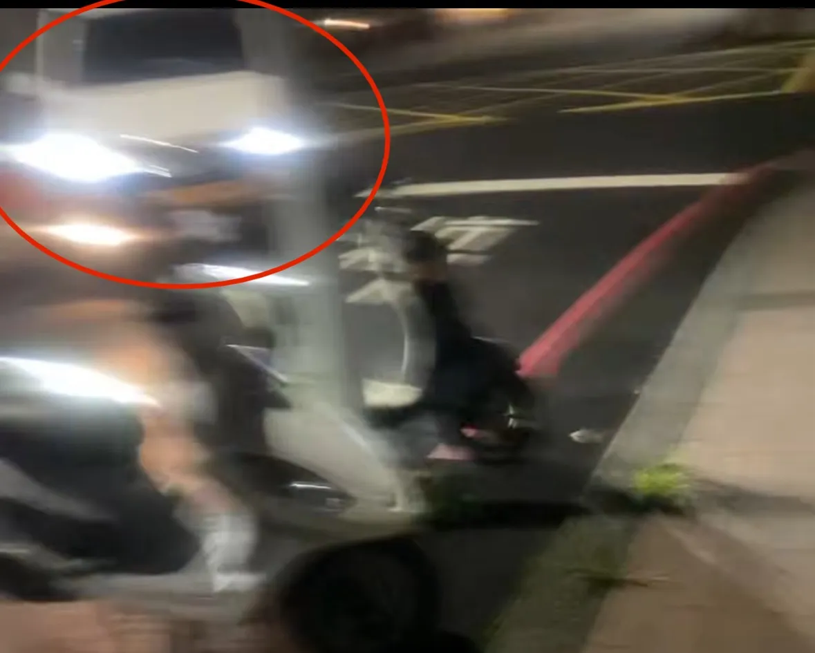 许嫌酒驾转入小巷差点撞到路旁整排机车,路人发出惊呼并快闪。翻摄自Threads