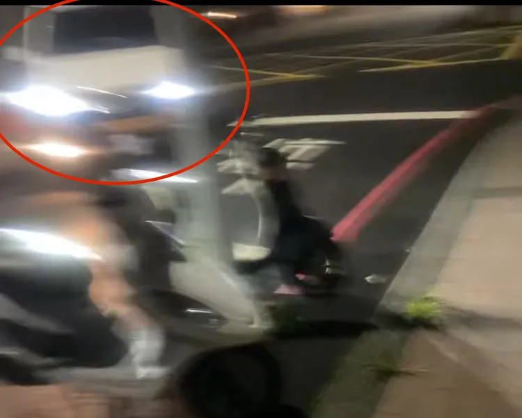 許嫌酒駕轉入小巷差點撞到路旁整排機車，路人發出驚呼並快閃。翻攝自Threads