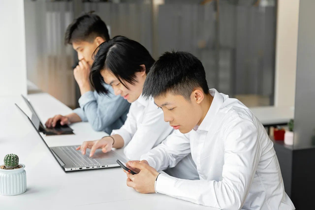 上班族久坐容易变胖。示意图/翻摄自Pexels