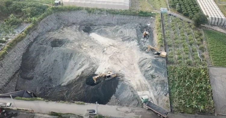 美濃成功和新吉洋段多處農地、國有地遭盜採土石。翻攝自「Wetalk高雄」空拍影片