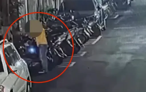 机车置物箱成「盲盒」!通缉犯沿街随机行窃全都录 藏身逃生梯被逮