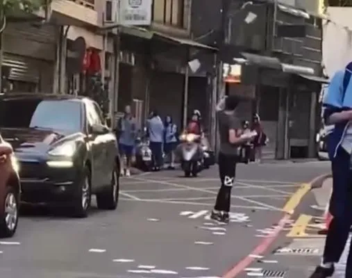 男子在高中校門口灑傳單。翻攝畫面