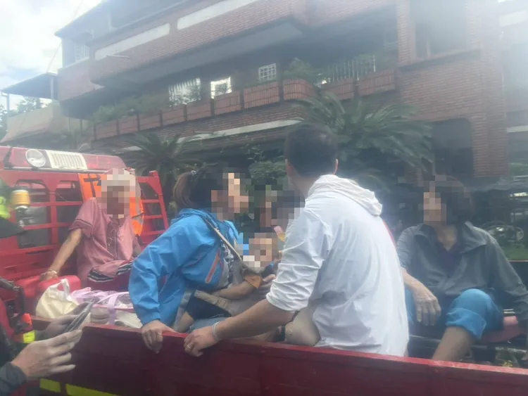 屏東縣特搜大隊24日搜索待救人員並協助脫困。翻攝畫面