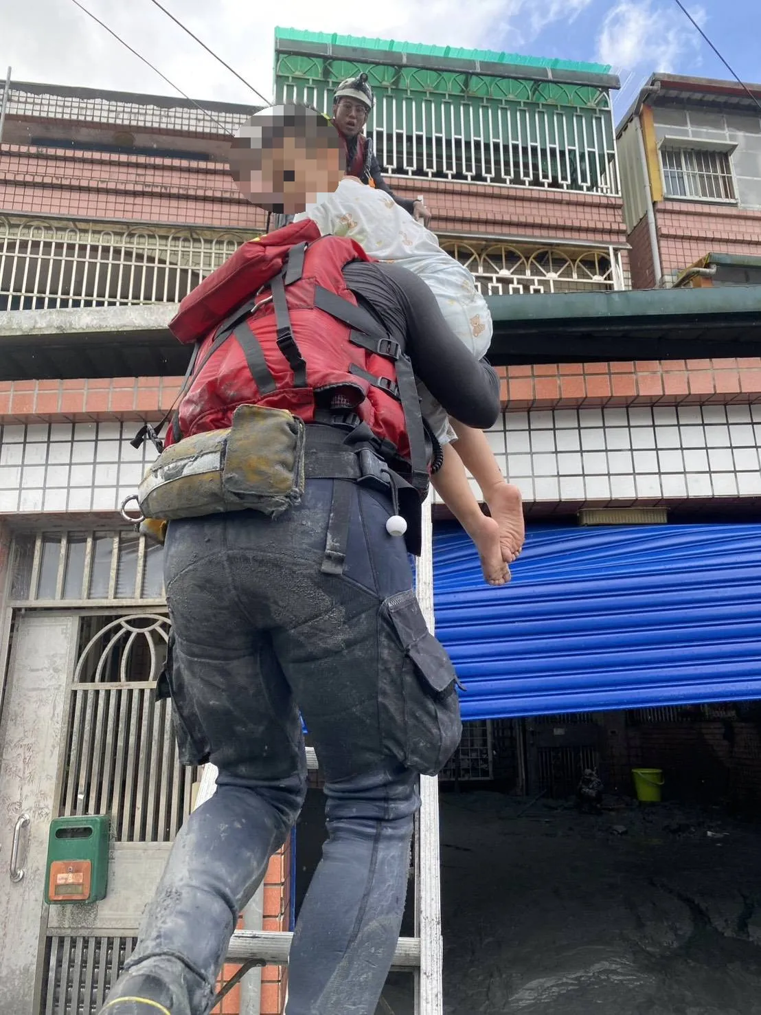 屏东县特搜大队24日搜索待救人员并协助脱困。翻摄画面