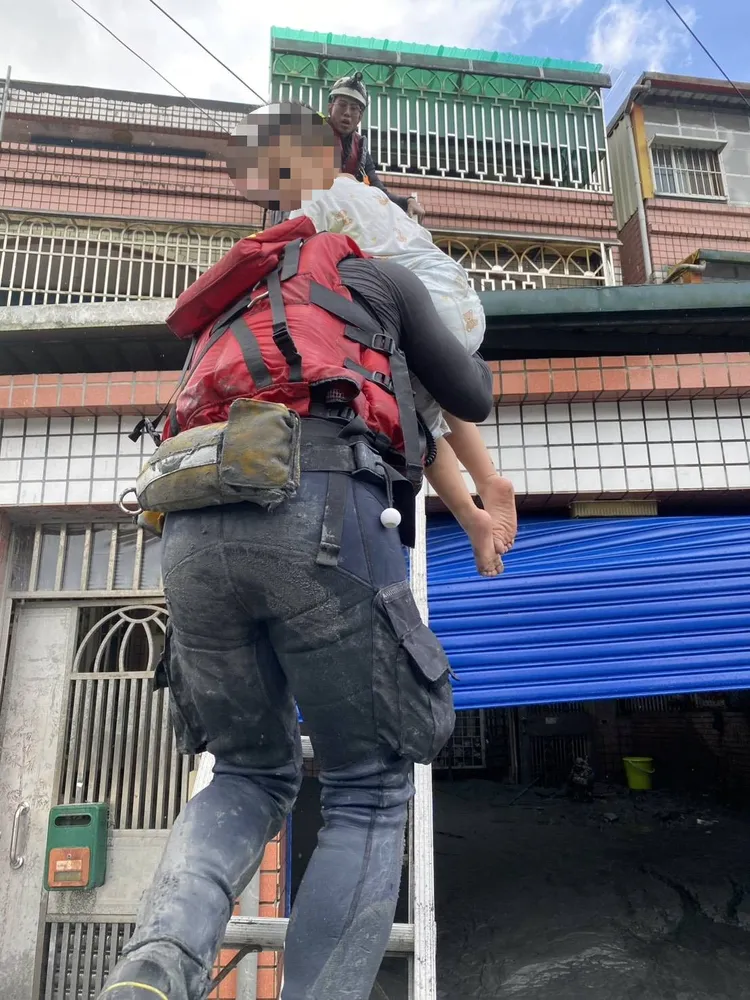 屏東縣特搜大隊24日搜索待救人員並協助脫困。翻攝畫面