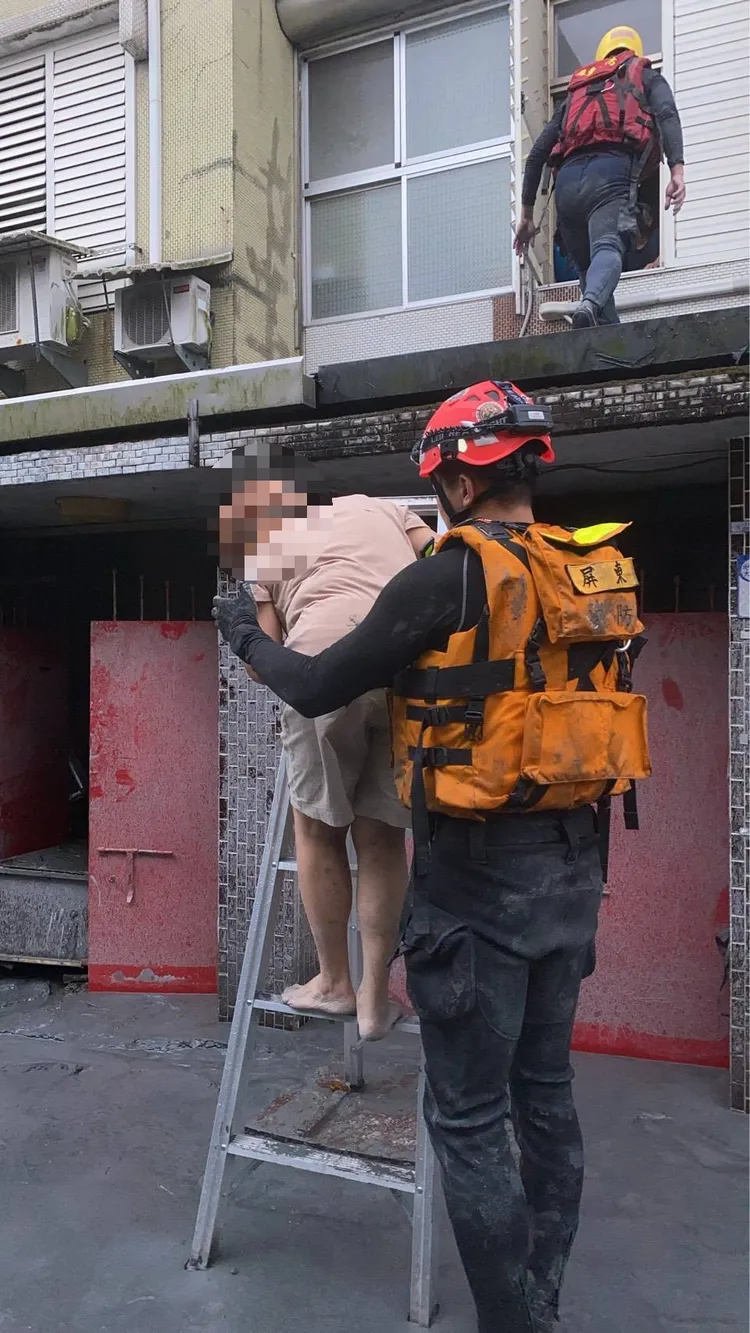 屏東縣特搜大隊24日搜索待救人員並協助脫困。翻攝畫面