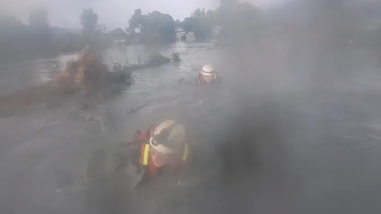 屏東縣消防局23日趕赴花蓮協助救災。翻攝畫面