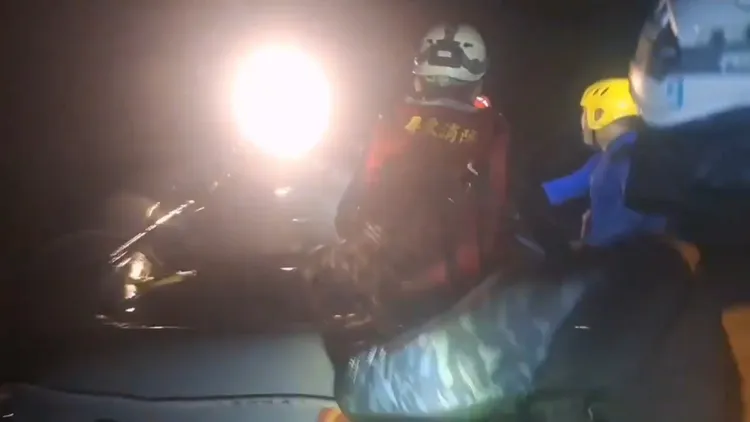 屏東縣消防局23日趕赴花蓮協助救災。翻攝畫面