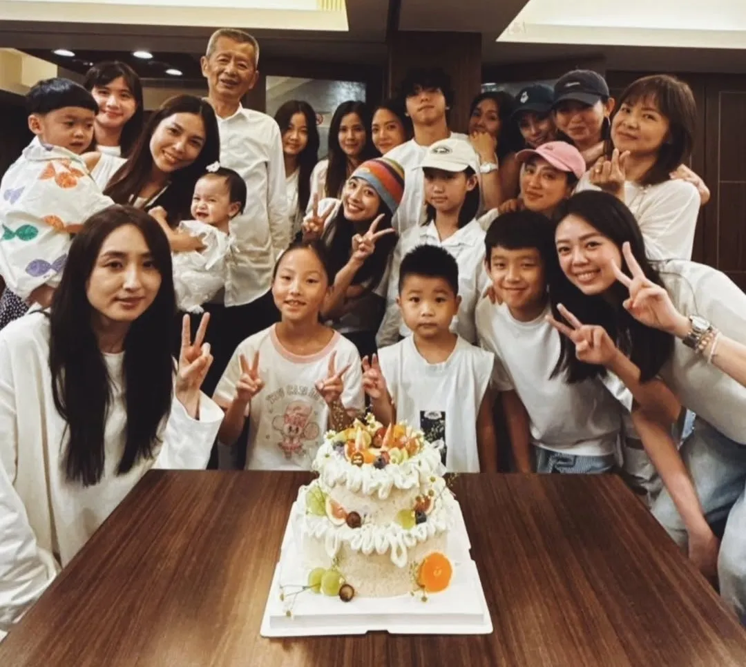 鬼鬼及柯佳嬿也应邀出席小鬼爸寿宴。翻摄小鬼妹妹teen520 IG