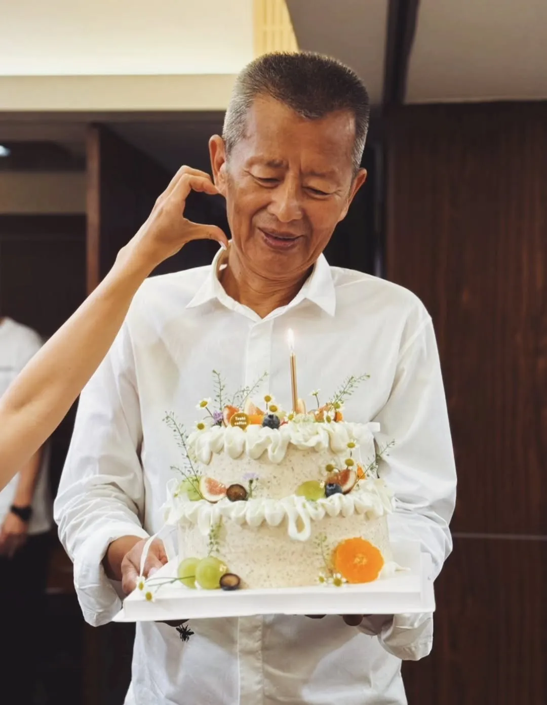 小鬼爸爸捧著65岁庆生蛋糕。翻摄小鬼妹妹teen520 IG
