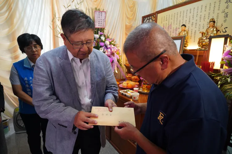 楊文科致贈家屬慰問金。新竹縣府提供