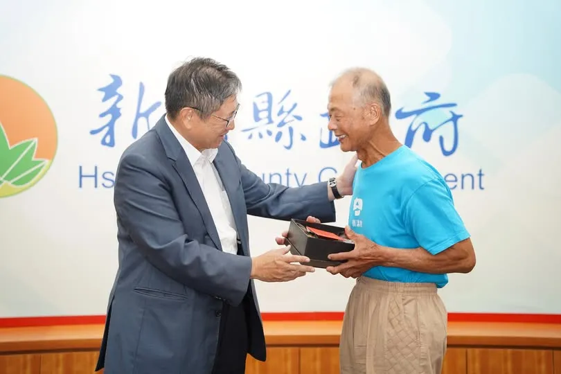 傅明光(右)生前获杨文科表扬。新竹县府提供