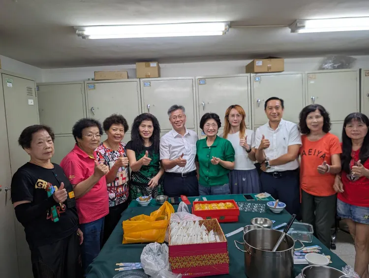 志工共餐警員，不忘宣導任務，舉標語合照。翻攝畫面