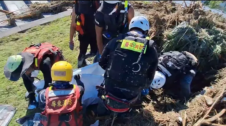 台中市特搜隊剛拜完土地公就尋獲遺體，認為冥冥之中有神明指引。市府提供