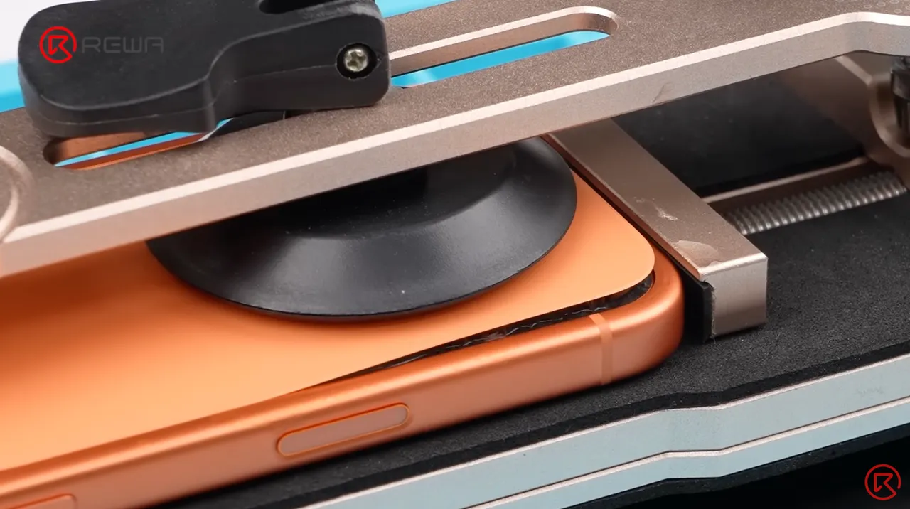 團隊以專業拆機工具準備進行iPhone 17 Pro內部拆解,發現機身黏膠量已較前代減少,有助提升維修友善度。REWA Technology YouTube