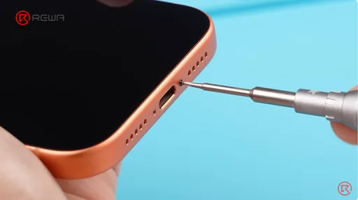 iPhone 17 Pro拆机实测 电池多了416mAh