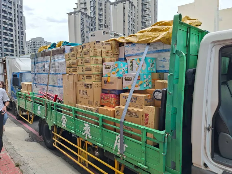 兩台大貨卡滿載物資馳往花蓮。林思銘服務處提供