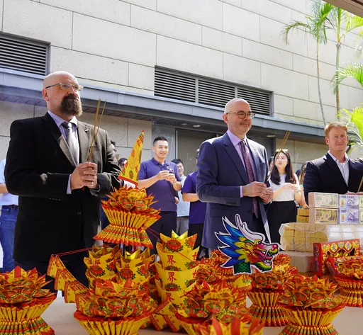 AIT入境随俗!中元普渡祭品曝光 谷立言首次用中文诵读祝祷文