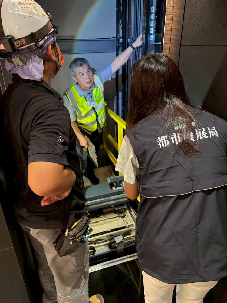 都發局請廠商檢測故障電梯。市府提供