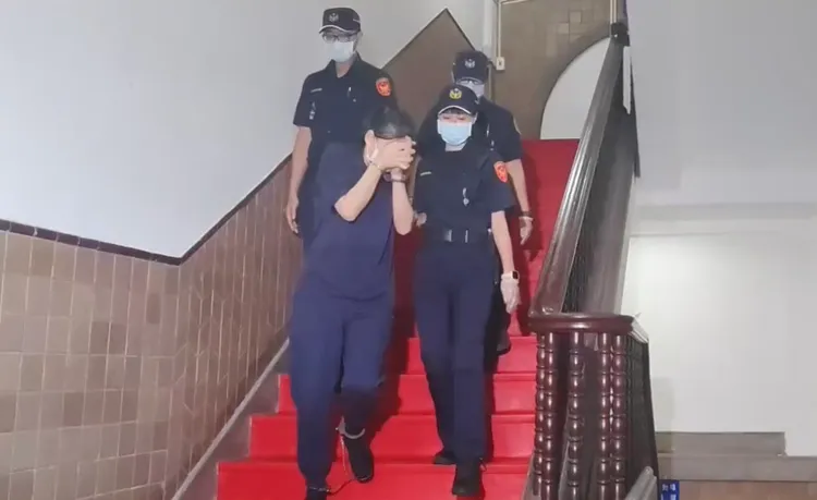 劉若琳總是以雙手遮臉不敢面對媒體。張欽攝