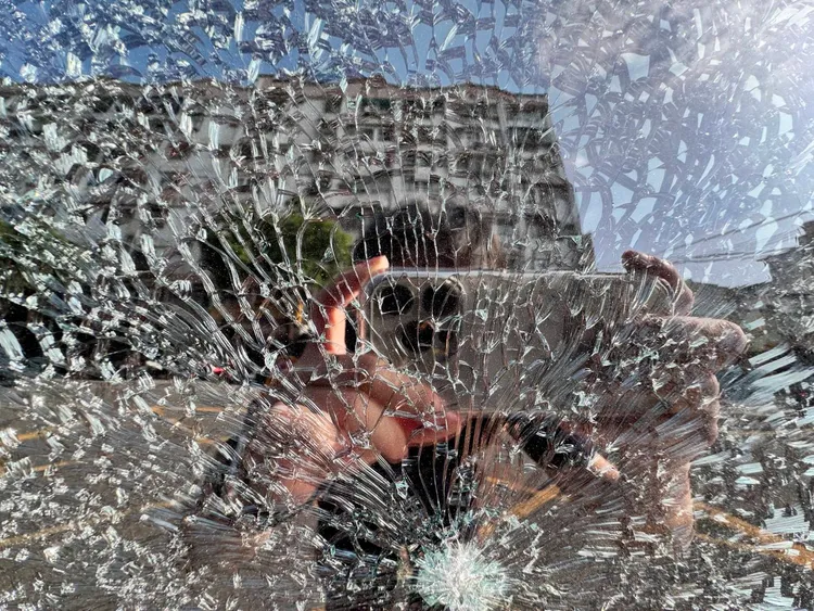 車窗遭擊裂。桃園警分局提供