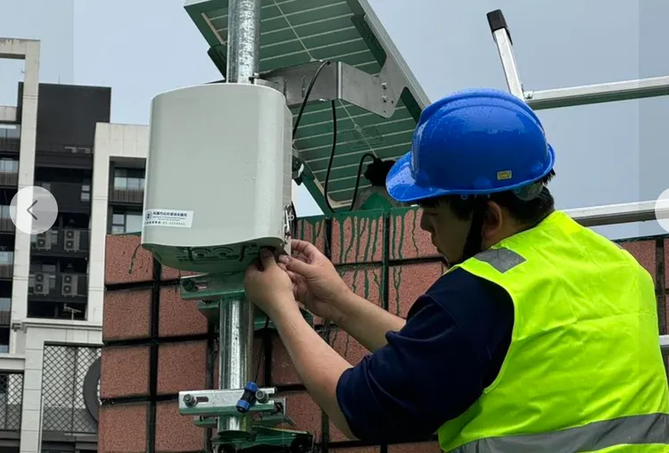 桃園市議員凌濤發臉書肯定桃園「校園空氣儀表板」政策，表示在加入中油煉油廠周遭「空氣盒子」，才能守護桃園市民健康。翻攝自凌濤臉書