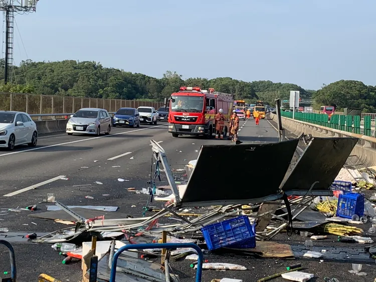 現場貨物散落一地。新竹市消防局提供