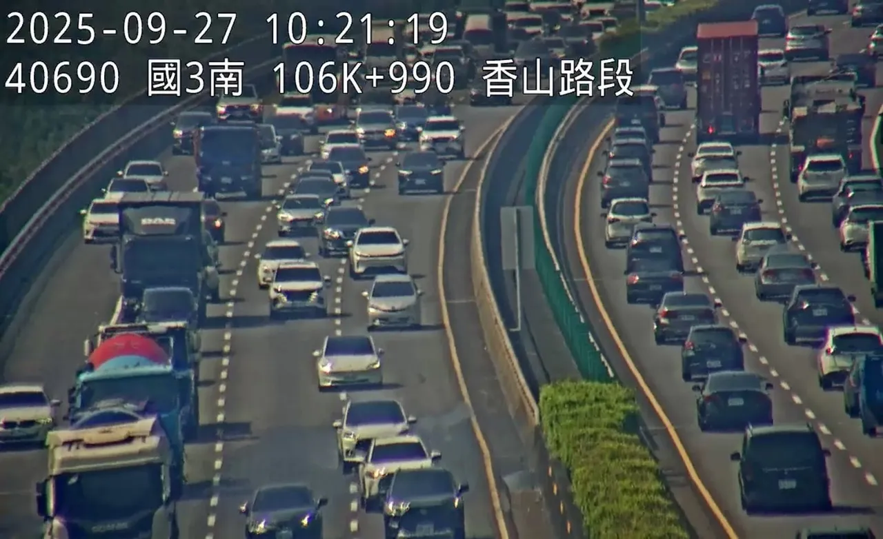 车流回堵。翻摄画面