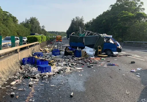 国3北上香山路段货车自撞!现场货物散落一地 驾驶受伤送医