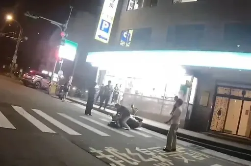 当街强抢女骑士机车!热心民众合力制伏 抢匪下场出炉