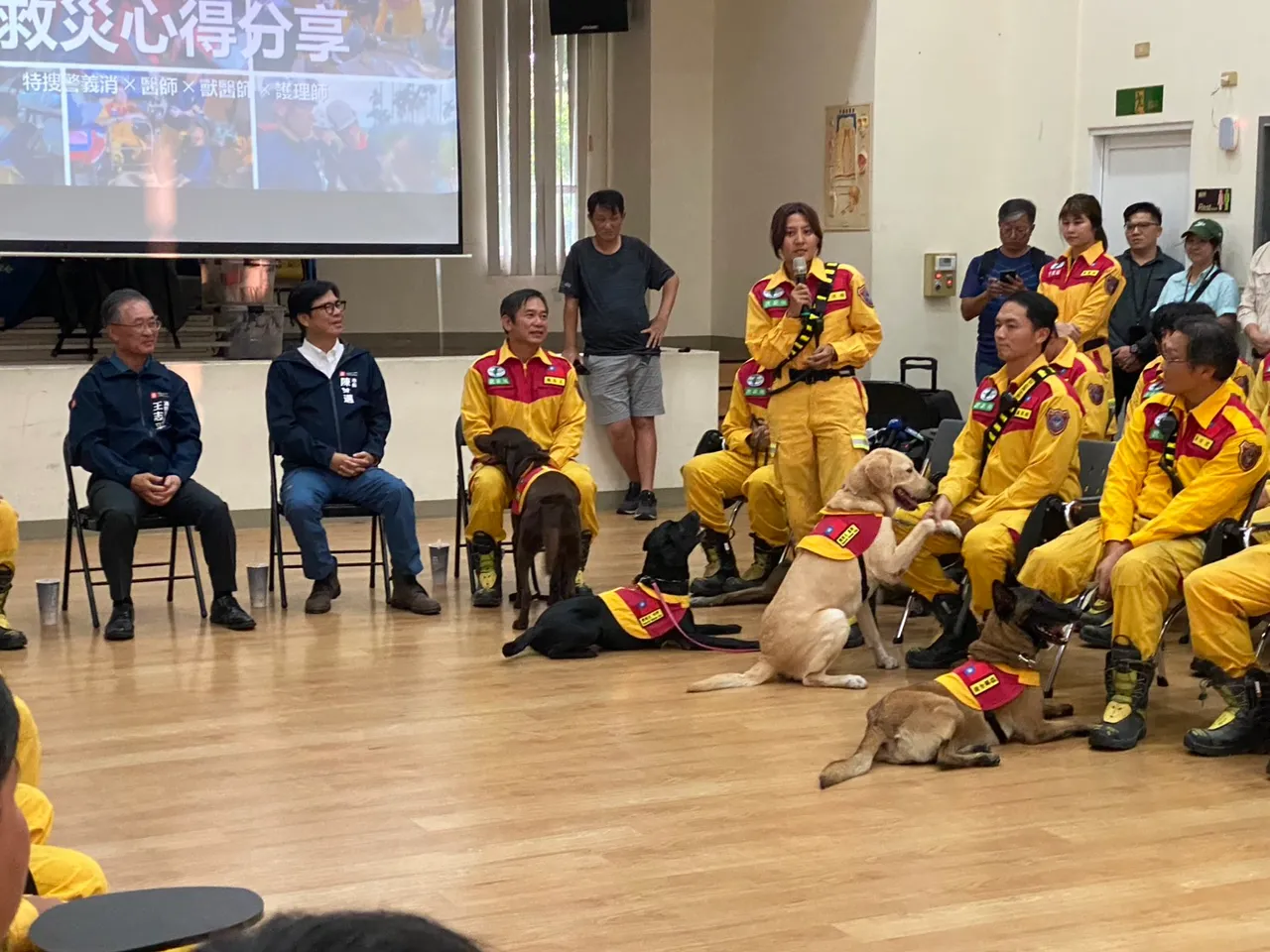 领犬员康汶羽分享救灾过程。翻摄画面
