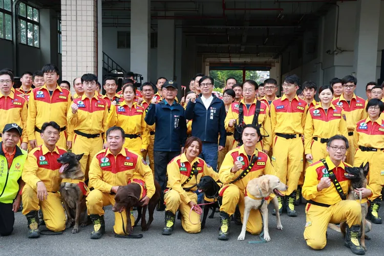 陳其邁親自迎接特搜隊返回高雄。翻攝畫面