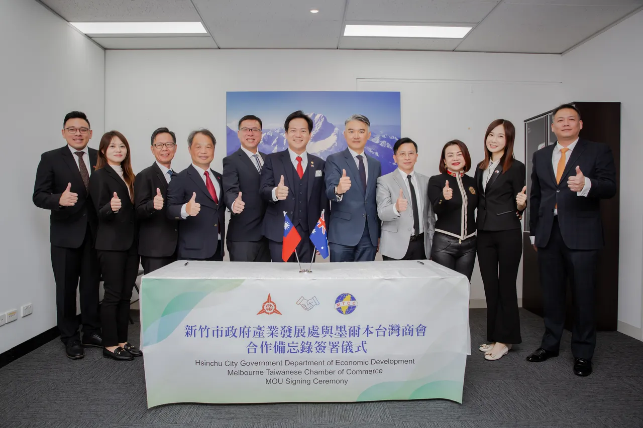 新竹市政府访团于昨8月31日晚间率先出席侨界晚宴,并于9月1日展开正式城市交流行程,拜会驻墨尔本台北经济文化办事处,并与墨尔本台湾商会签署合作备忘录(MOU),并合影留念。新竹市府提供