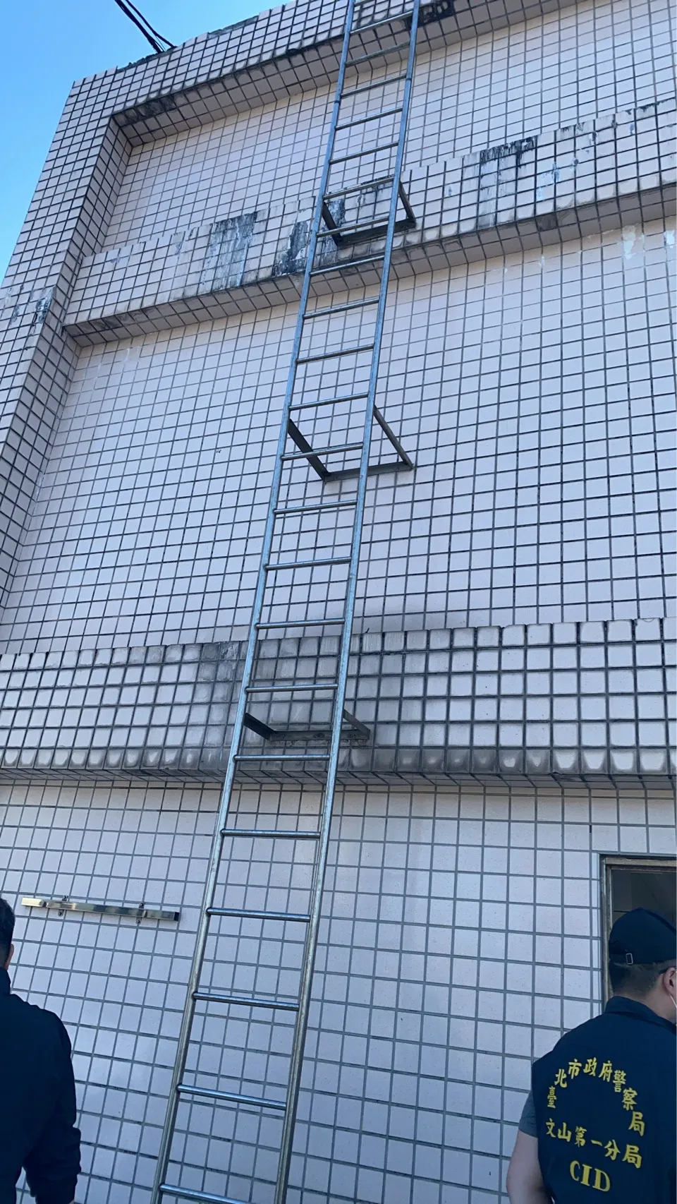 事发地点水塔。翻摄画面