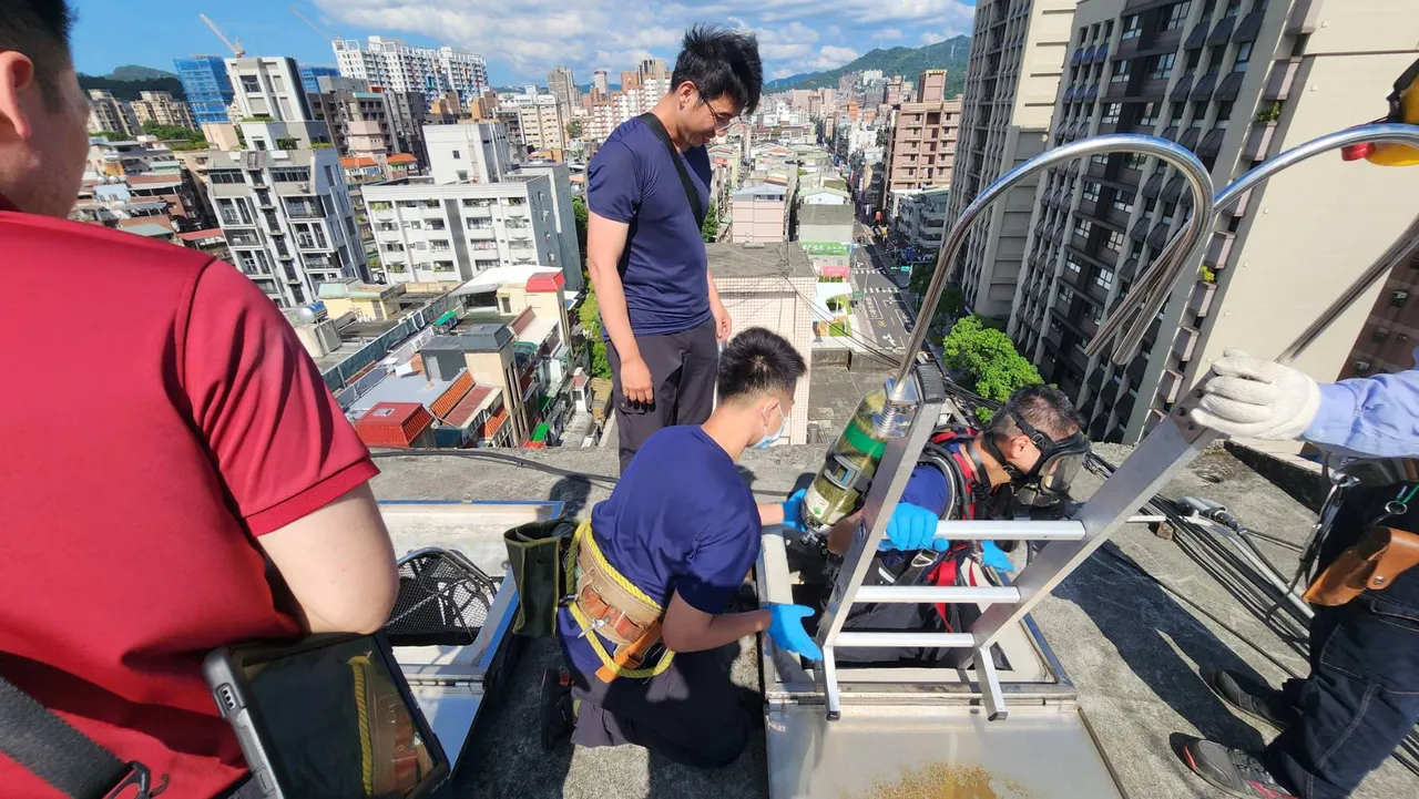 男子被发现陈尸顶楼水塔内。翻摄画面