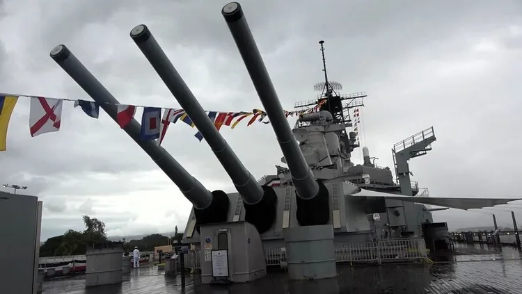 美國海軍密蘇里號戰艦（USS Missouri）見證第二次世界大戰日本投降歷史，艦上甲板保留當年日本簽署投降書的原狀。 中央社