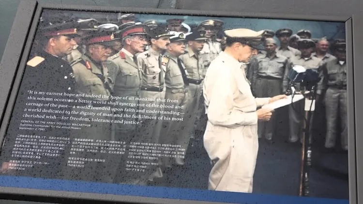 美國海軍密蘇里號戰艦（USS Missouri）見證第二次世界大戰日本投降歷史，現為紀念館永久停靠夏威夷珍珠港。圖為艦上陳列照片，呈現1945年9月2日盟軍統帥麥克阿瑟在甲板上主持日本投降儀式。 中央社