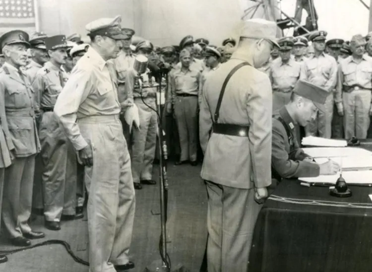 徐永昌上將（右一）代表中國簽字，身後為盟軍統帥麥克阿瑟。翻攝wiki/日本投降