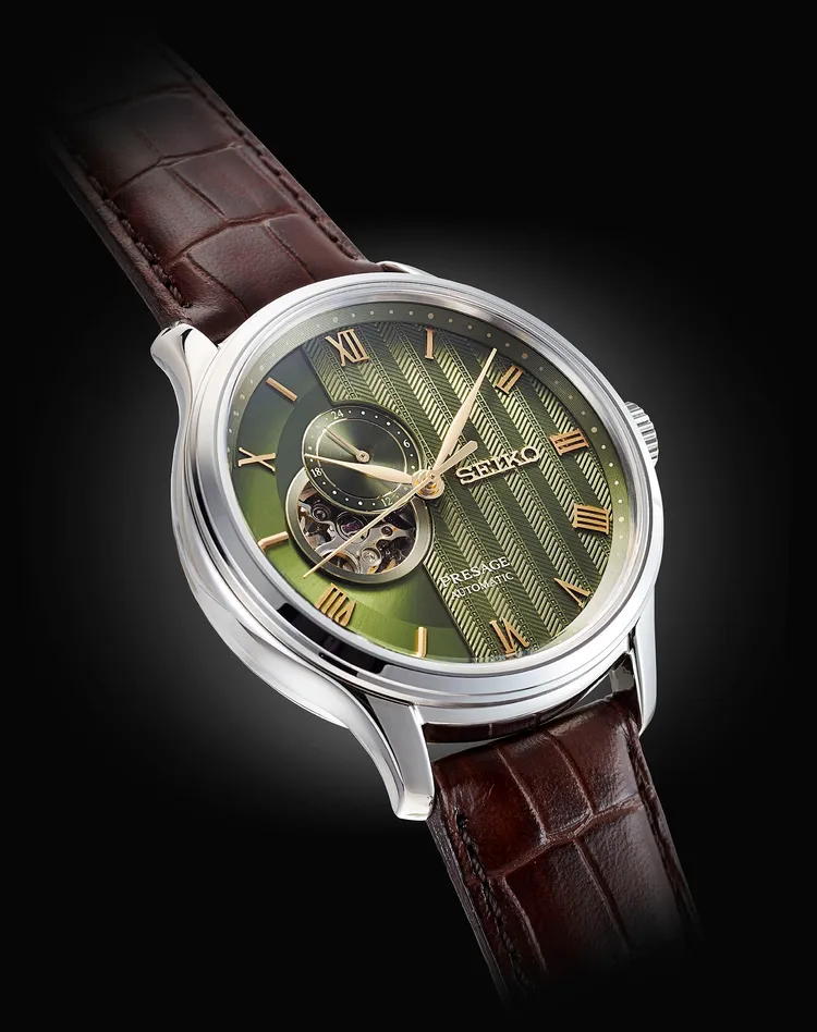 蔥綠色面盤搭配金色時標，似乎呈現陽光灑落在葉片間的光影景致。品牌提供