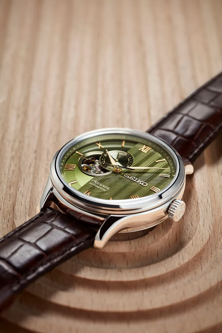 面盤採用靈感來自日本庭園中「砂紋」的立體紋路設計。品牌提供