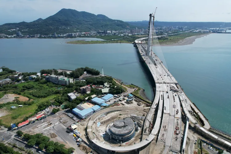 淡江大橋通車後，預計淡水往返台北、林口、桃園機場可省約20分鐘。翻攝工信工程股份有限公司臉書