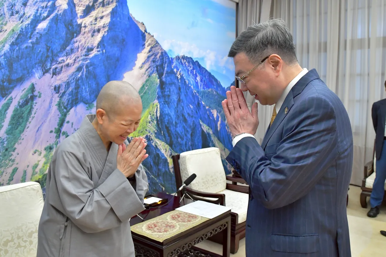 行政院长卓荣泰,今(19)日接见释昭慧法师一行人。行政院提供