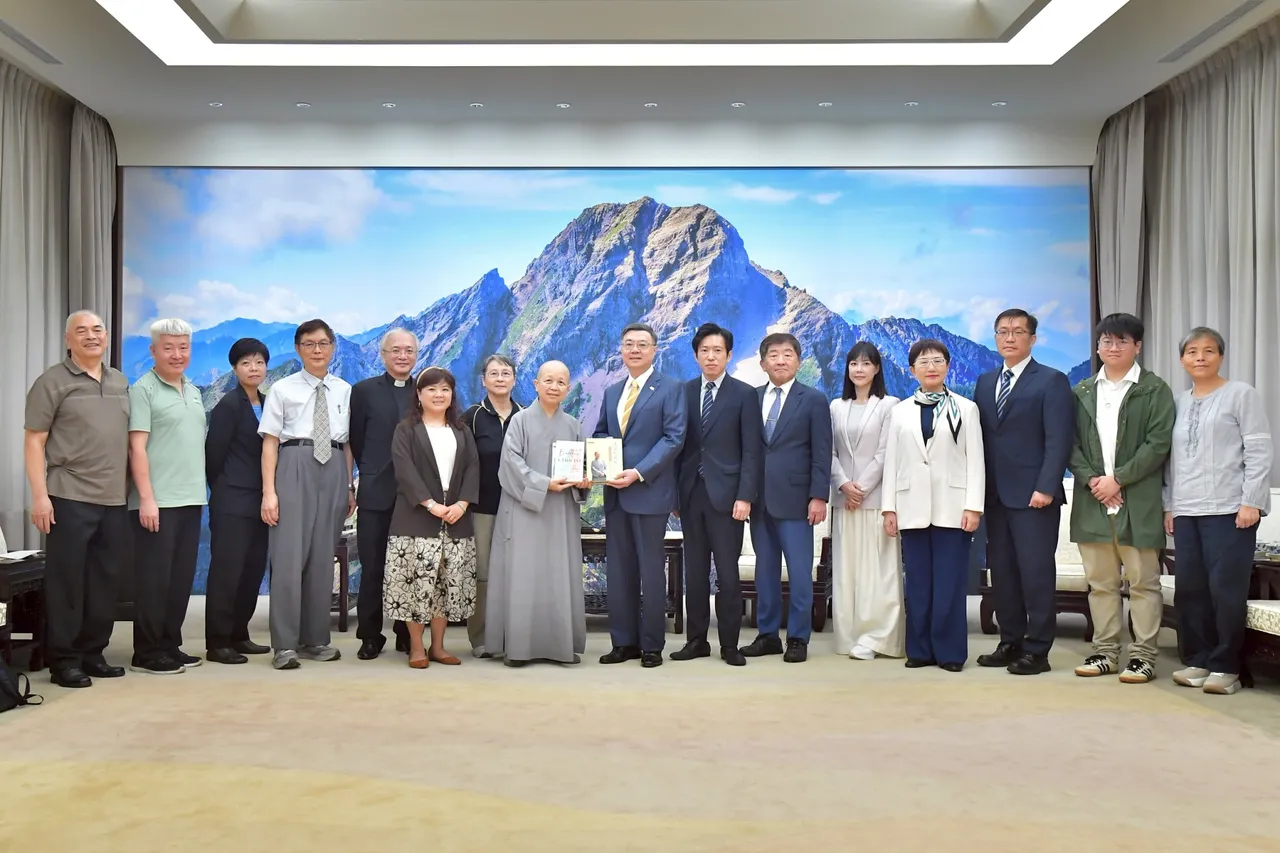 行政院长卓荣泰,今(19)日接见释昭慧法师一行人。行政院提供
