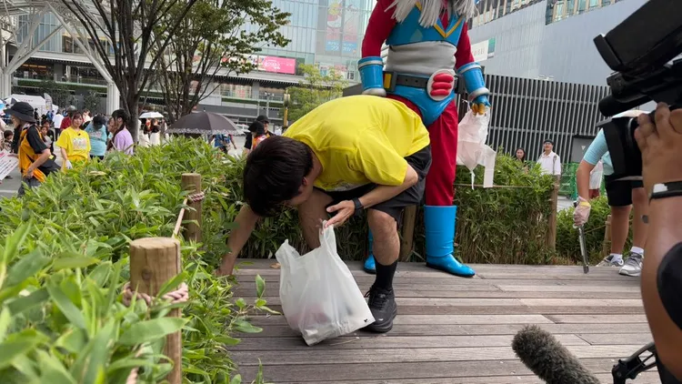 中丸雄一放下身段認真撿垃圾。翻攝バカチンガー X
