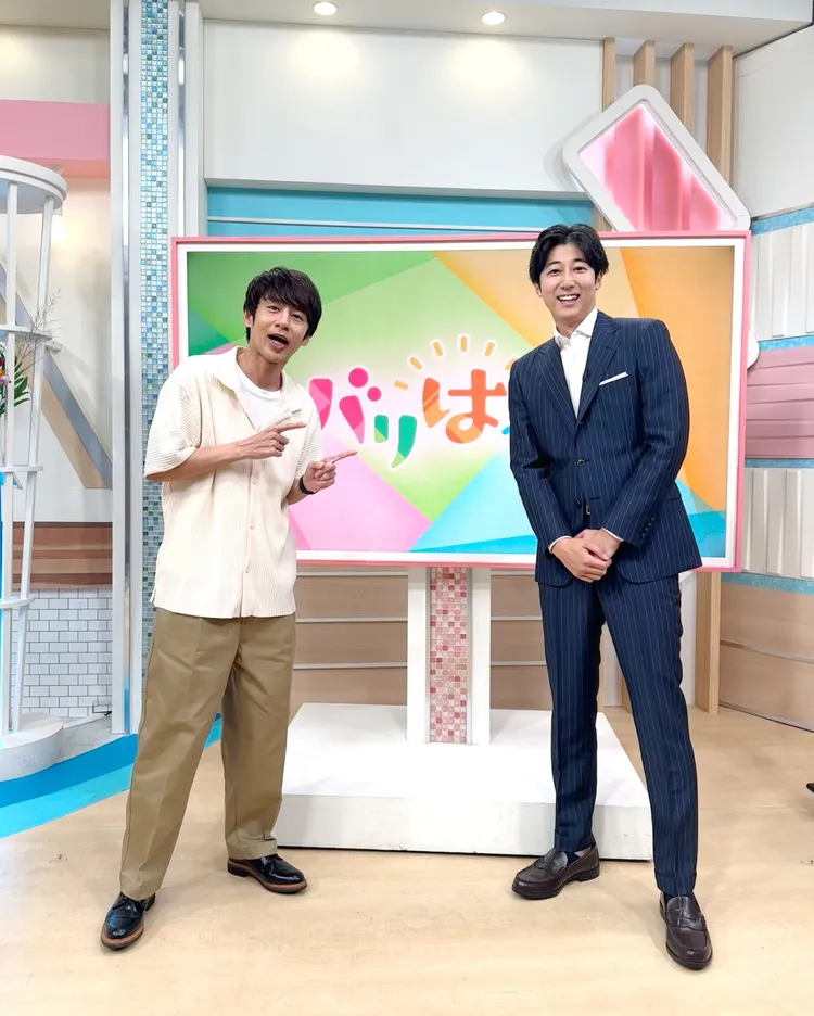 中丸雄一（左）今早也演出福岡地方台的直播節目。翻攝岡澤アキラ X