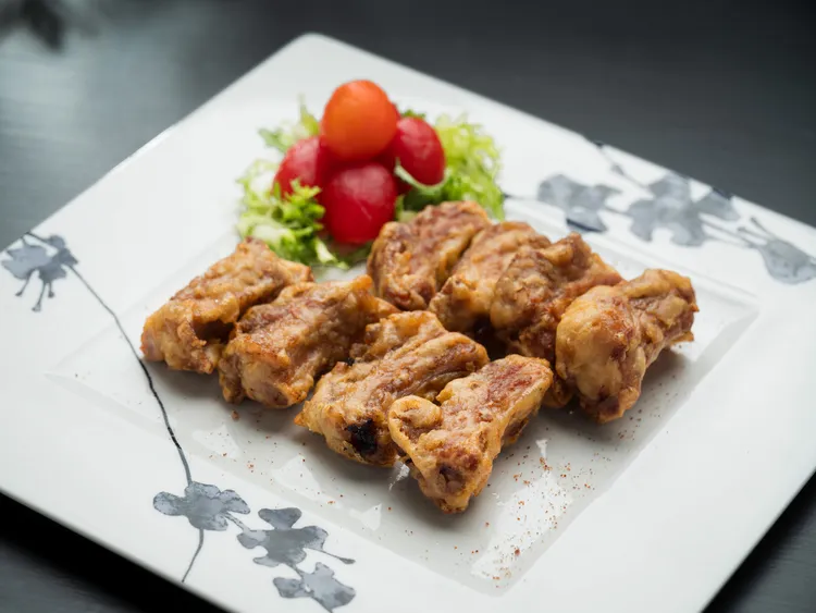 「雅閣」新單點美饌「九製陳皮香酥骨」。台北文華東方酒店提供