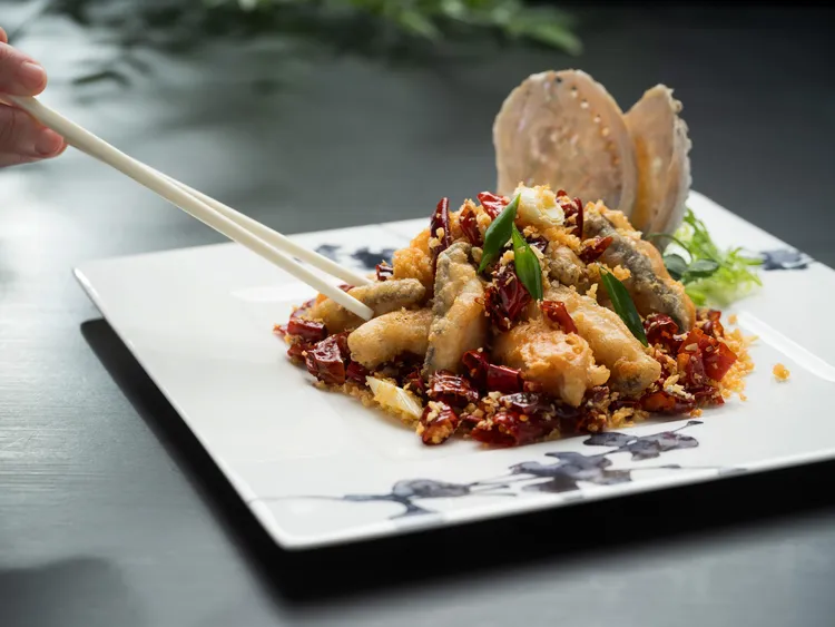 「雅閣」新單點美饌「避風塘南非鮑魚」。台北文華東方酒店提供