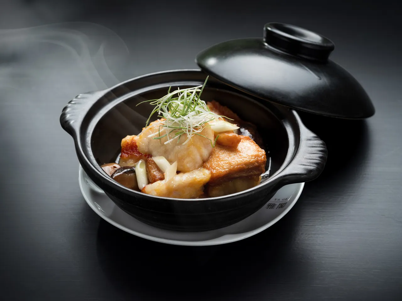「雅阁」新单点美馔「刺花斑焖豆腐煲」。台北文华东方酒店提供