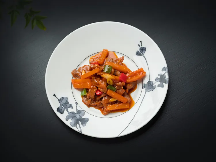 「雅閣」新單點美饌「干梅子薑炒牛肉」。台北文華東方酒店提供